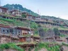 甘南有座悬挂在山坡上的百年藏寨,成为藏族长寿第一村