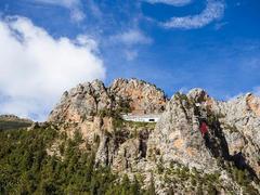 海拔4千米的峭壁间镶嵌着一座古老寺院 文成公主的嫁妆已转动千年